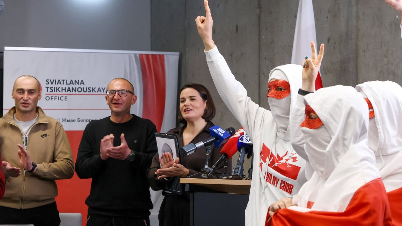 “Doja të kthehesha në shtëpi, por më nxorën jashtë vendit”/ Të burgosurit politikë bjellorusë tregojnë tmerrin e lirisë së rreme pas marrëveshjes me SHBA-në