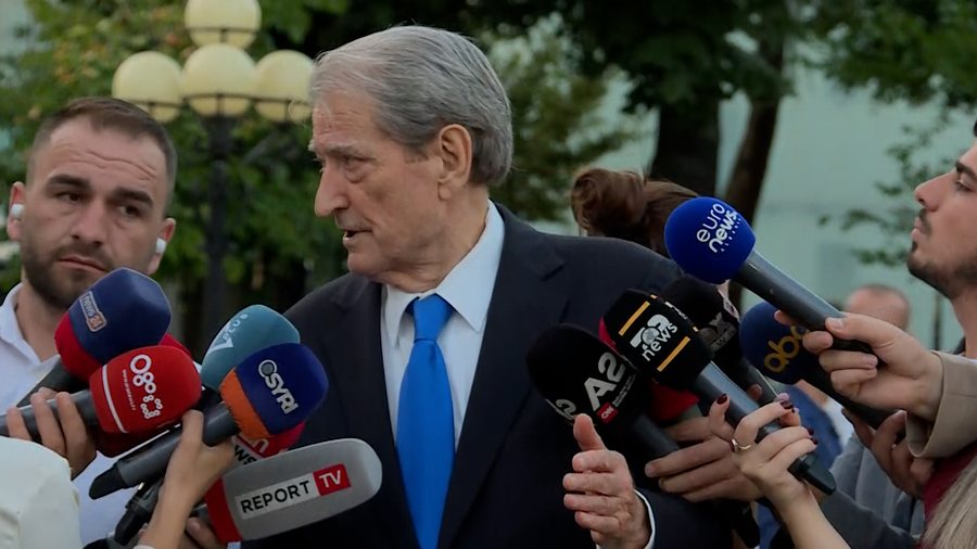 Doli nga “rreshti” gjatë votimit për Peleshin, Berisha reagon për veprimin e Shehut