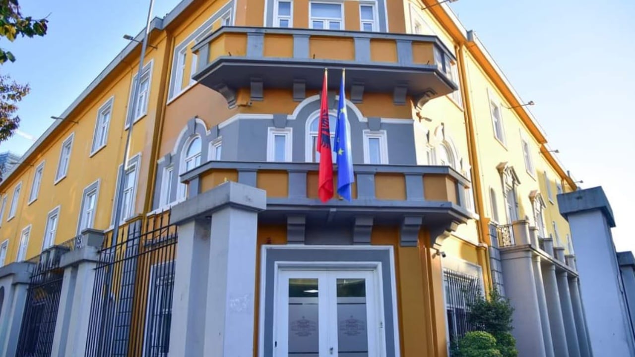 Dorëheqje për të shmangur shkarkimin/ Si tekstet shkollore rrëzuan drejtuesen e AKAP. Lëvizjet e para në Ministrinë e Arsimit