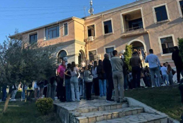 Drejtoria e Konvikteve lë në radhë studentët për regjistrimet, përplasje me policinë – VIDEO