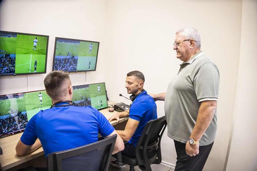 Duka viziton qendrën e re të sistemit VAR, pjesë e modernizimit të arbitrimit