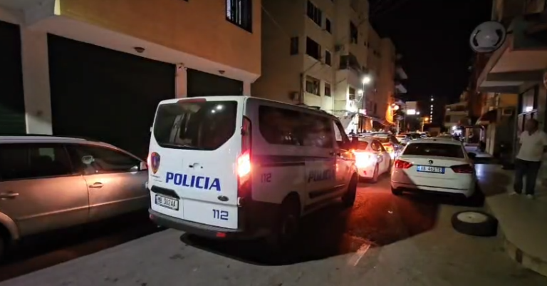 Durrës, vritet me thikë 51-vjeçari, gjendet i pajetë brenda banesës së tij (VIDEO/ EMRI)