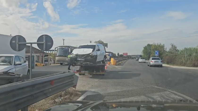 Dy aksidente tek “Pushimi i Shoferit” në autostradën Lushnjë–Fier
