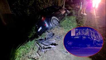 Dy autovetura përplasen në rrugën Fier-Patos, një prej tyre përfundon në kanal