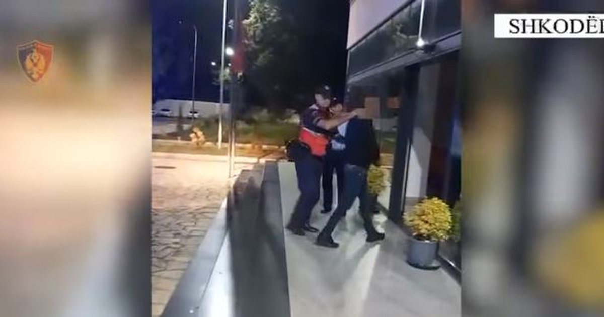 Dy vëllezërit e mitur plagosin 33-vjeçarin, në pranga dhe babai i tyre