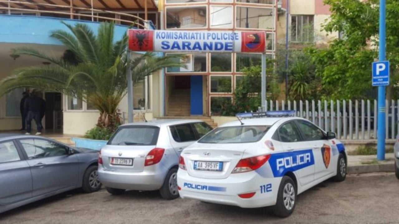 Dyshohet se konsumoi kanabis në prani të të miturve, nën hetim 21-vjeçari në Sarandë