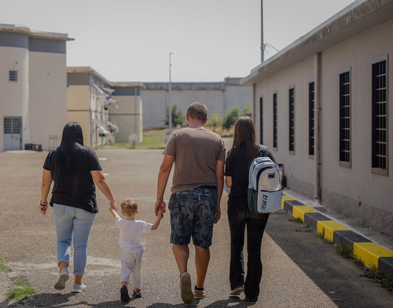 ë dënuarit në burgun e Peqinit u dërgojnë kartolina urimi fëmijëve për vitin e ri shkollor: Babi është gjithmonë këtu për ty