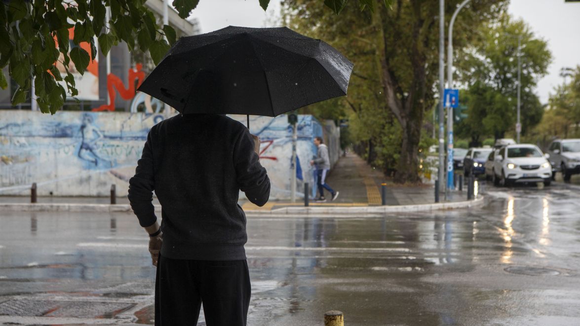 E hëna me vranësira, reshje shiu dhe kushte atmosferike të paqëndrueshme