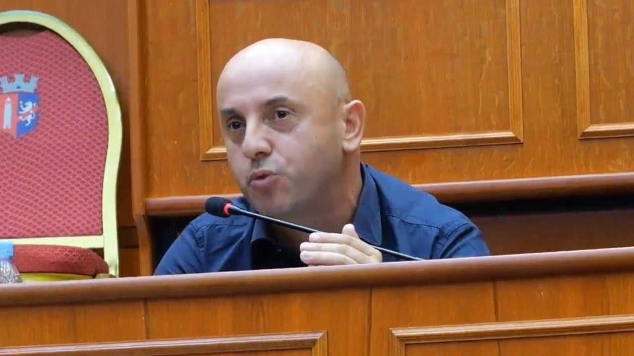 “E kuptoj buzëqeshjen dhe lumturinë tuaj”/ Kreu i këshilltarëve të PS-opozitës: Në atë karrige do të ulet prapë një kryetar socialist me 160 mijë vota