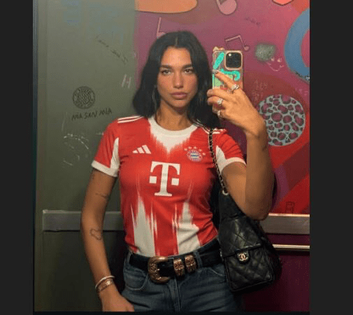 “E kuqja përfundimisht ngjyra jote”, Bayern shpërndan foton e Dua Lipës me fanellën bavareze