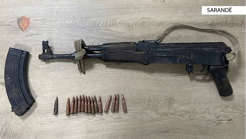 E mbante në shtëpi nga viti ’97 por e “spiunuan”, Policia e arreston pas kontrollit