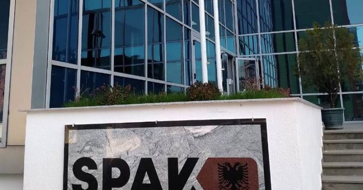 ‘E ofendoi’! Shoferi i SPAK kërcënoi shefin e rrugores së Elbasanit, DETAJE: Gradisti me armë në brez