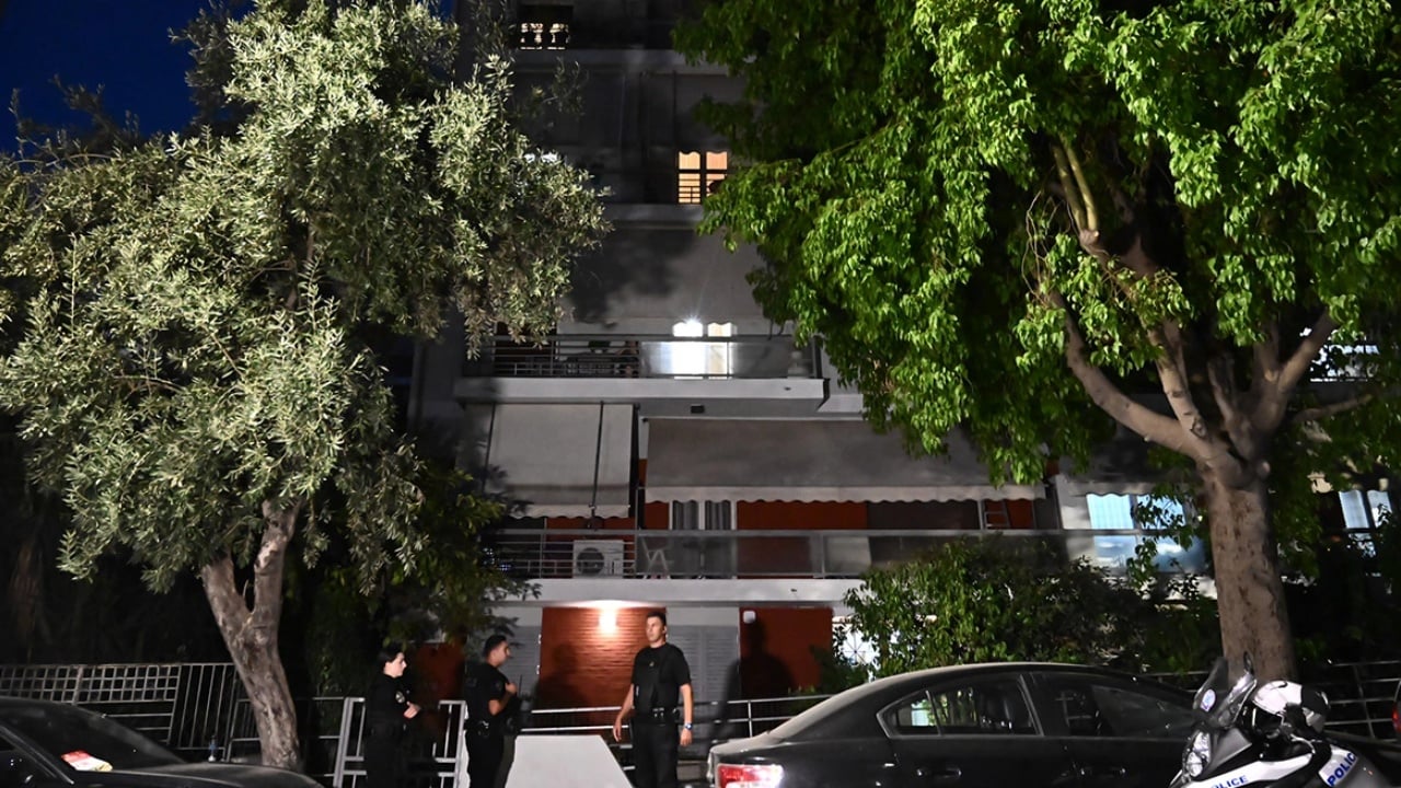 E rëndë në Athinë, çifti i bashkëshortëve gjendet i vrarë brenda apartamentit. Trupi i gruas kishte filluar të dekompozohej