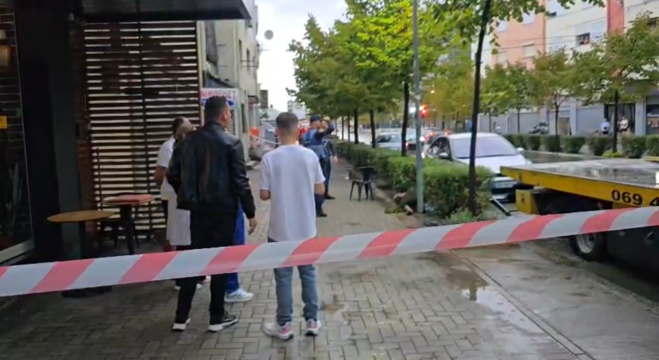 E rëndë në Durrës, shtylla elektrike e dëmtuar në rrugë i merr jetën një personi