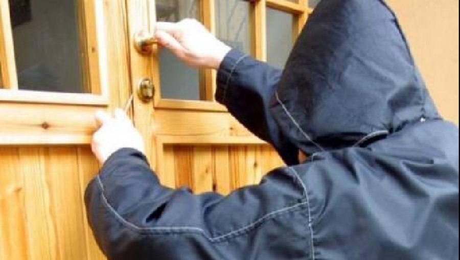 E rëndë në Finiq! Hajdutët hyjnë me forcë në banesë, dhunojnë çiftin e të moshuarve dhe u vjedhin paratë