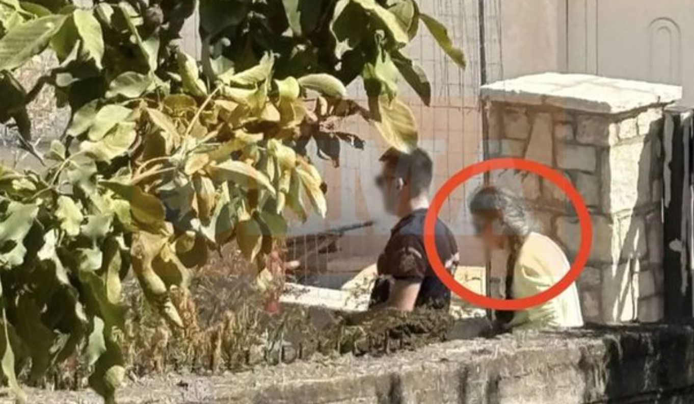 “E varrosi nënën për të marrë pensionin: Zbulohet sekreti makabër që tronditi një fshat në Greqi”