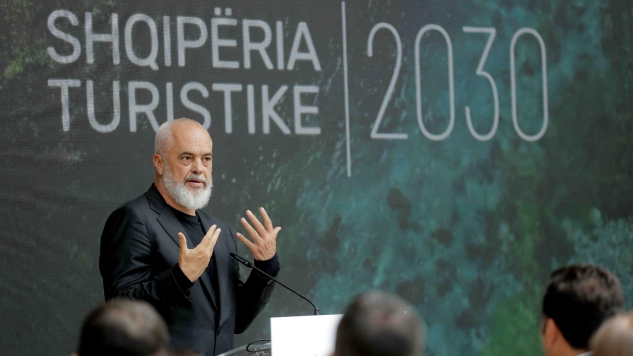 “Ecim pa të shtunë e pa të diel”/ Rama ndan pamjet nga aksioni për lirimin e hapësirave publike