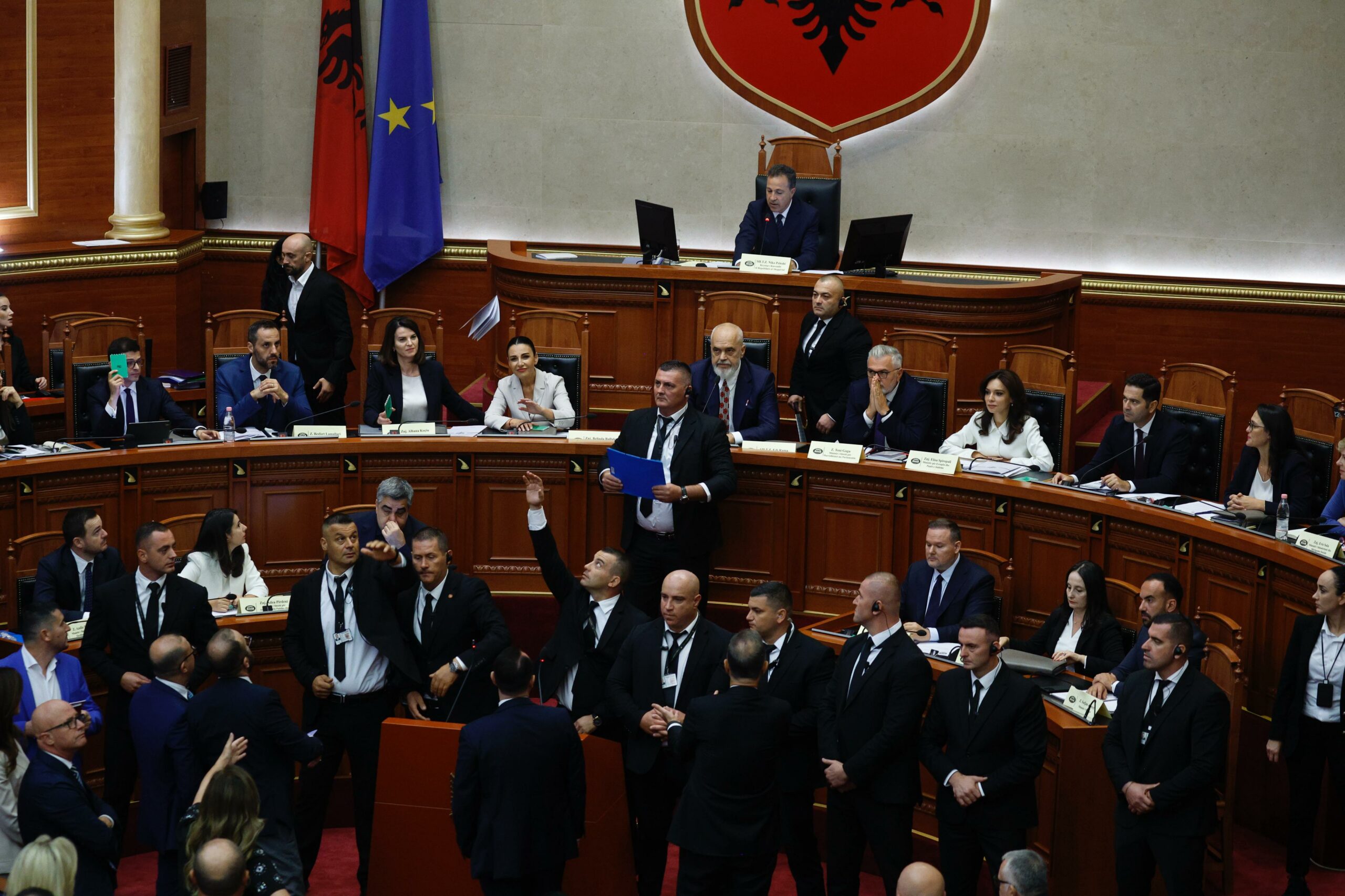 Ekskluzive/ Kaosi në Kuvend dhe gjuajtja drejt Ramës me librin e Kushtetutës, Delegacioni i BE reagon për Top Channel: Për të ardhur keq që…