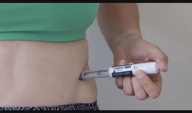 Ekspertët shëndetësorë paralajmërojnë: Çfarë ndodh me trupin pasi ndaloni ilaçet për dobësim