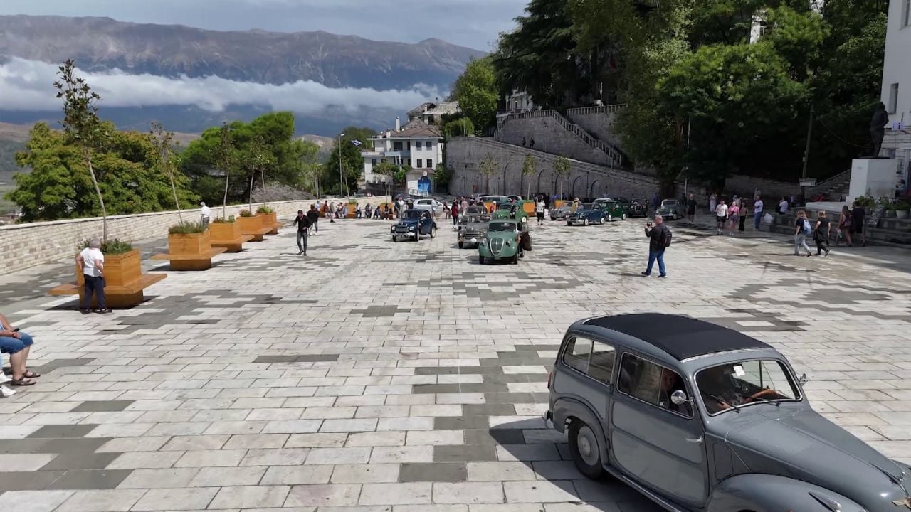 Ekspozita 4 mln euro, automjetet e rralla të koleksionistëve italianë në Gjirokastër