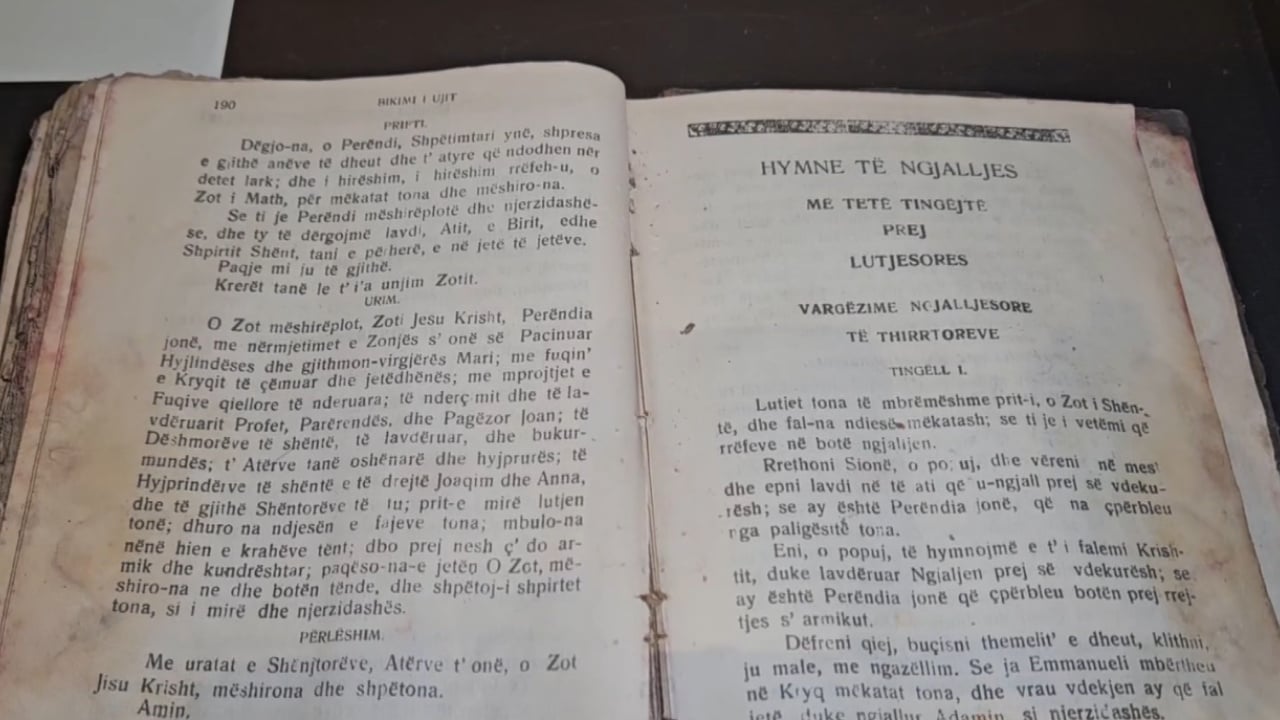 Ekspozita me libra fetarë në Korçë, më i vjetri ungjilli i shenjtë i Kishës së Ristozit i vitit 1737