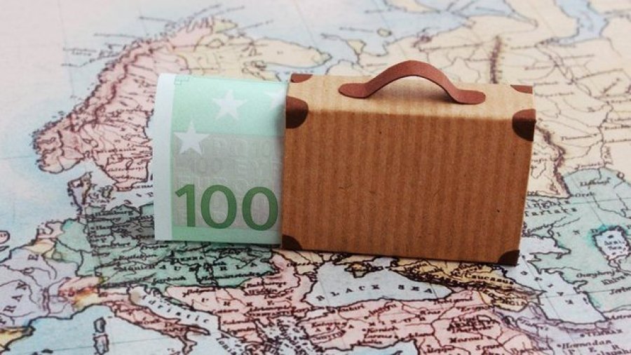 Emigrantët vijojnë mbajnë Shqipërinë me para: Prurje rekord nga remitancat