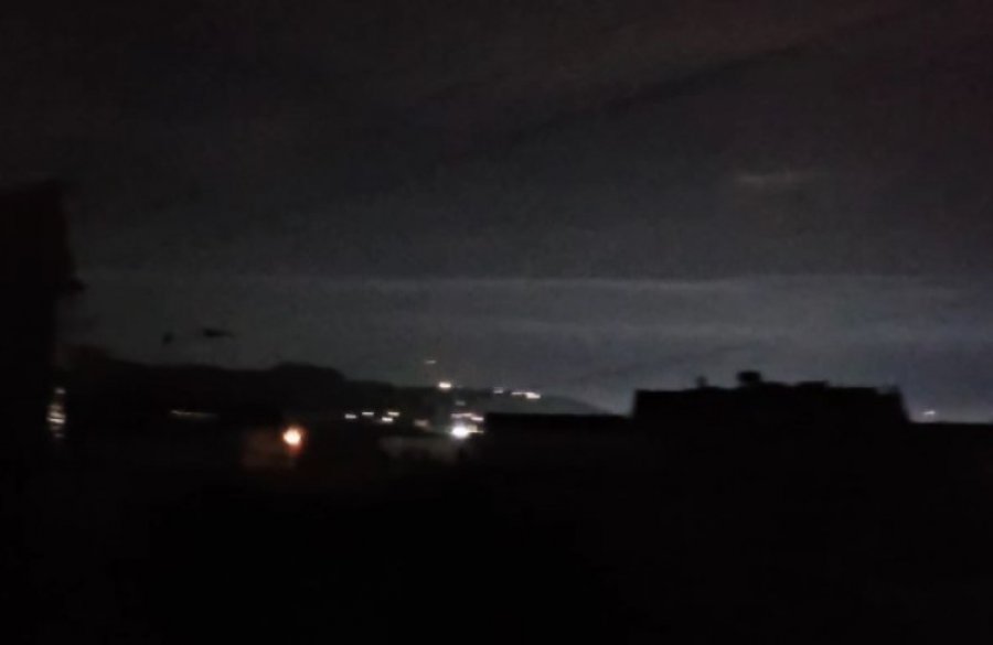 Errësirë në Vorë dhe Bërxullë për më shumë se dy orë, banorët të revoltuar: Ndodh sa herë bie shi