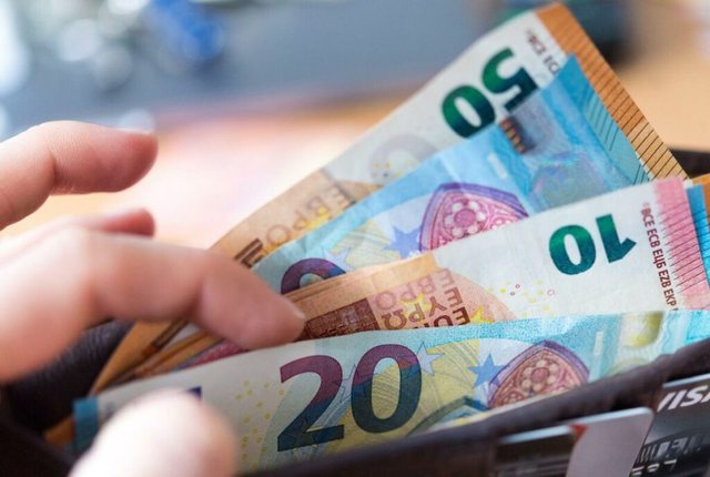 Euro forcohet lehtë, fundi i sezonit rrit vlerën e monedhës europiane