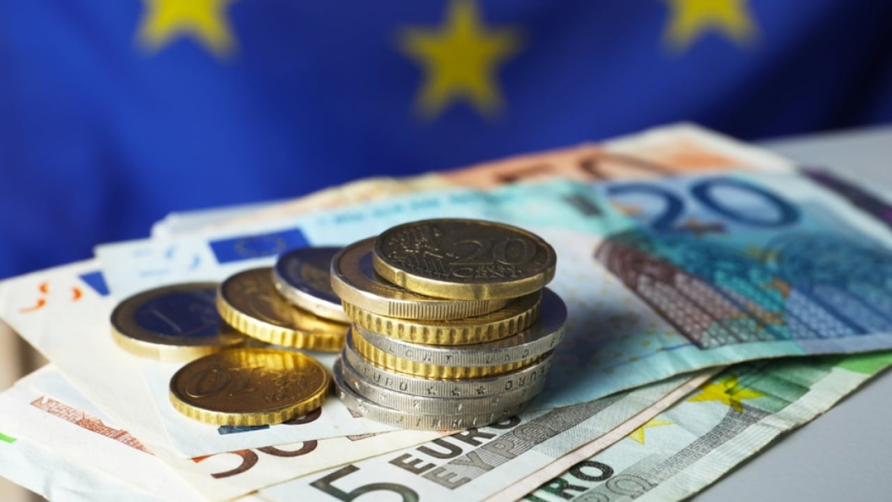 Euro shkon 96 lekë, niveli më i ulët historik në këmbim / Ekspertët: Oferta monetare në treg e lartë, turizmi ndikues kryesor