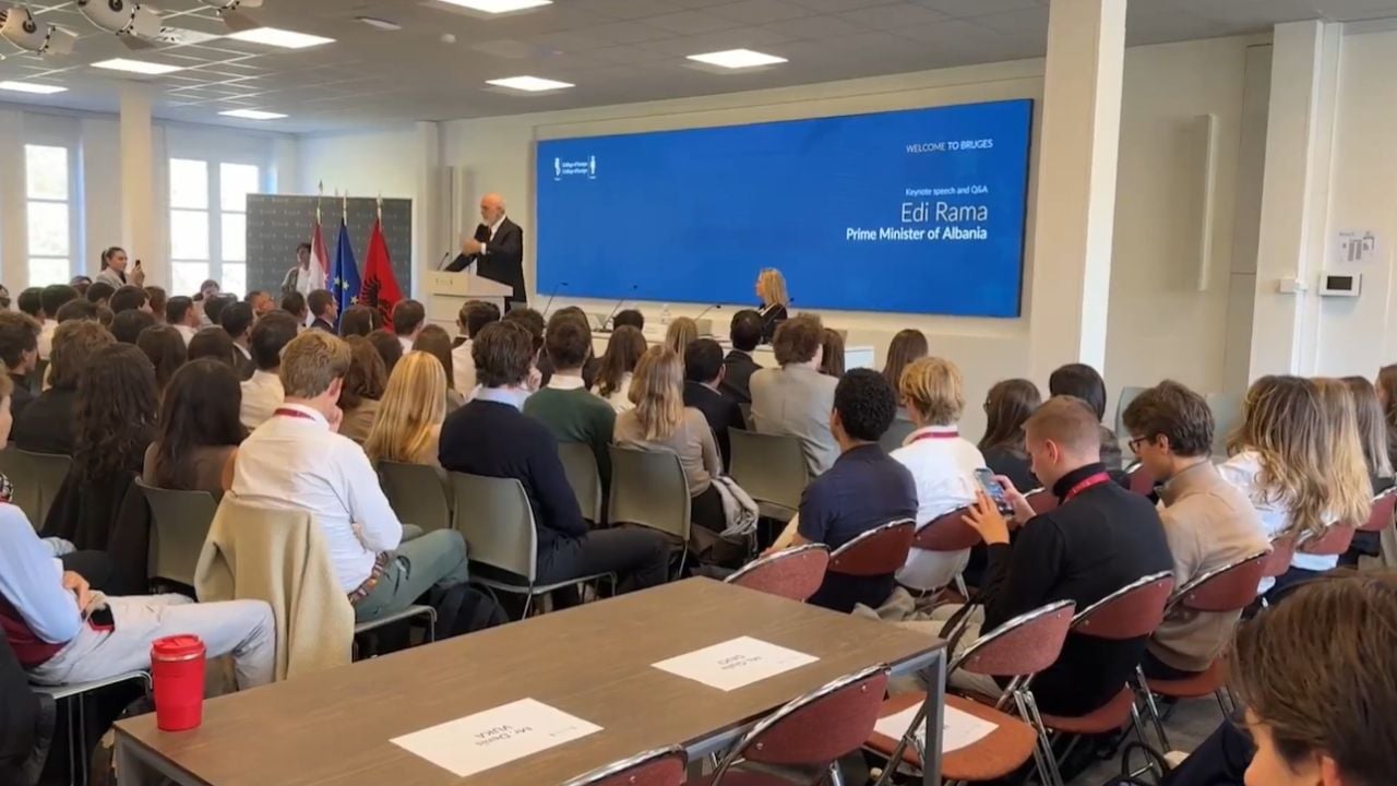 “Europa ka nevojë për ribashkim të plotë”, Rama në Bruzh: 30 vite më parë, Shqipëria ishte një papafingo. Sot që kemi çelur 4 kapituj, janë habitur edhe ‘priftërinjtë’ e Brukselit