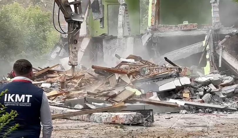 Fadromat në Parkun e Valbonës/ Aksioni i IKMT shemb 20 objekte betoni pa leje në 2 ditë