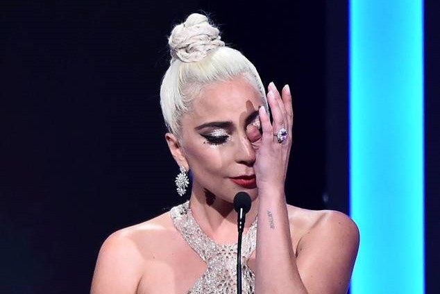 Fansat zhgënjehen, Gaga shtyn performancën pas problemeve vokale