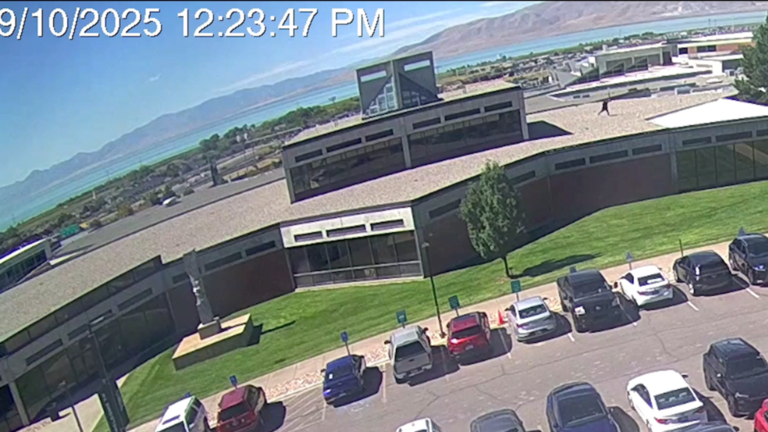 FBI publikon pamjet nga vrasja e Charlie Kirk/ Atentatori zbret nga çatia dhe zhduket drejt pyllit