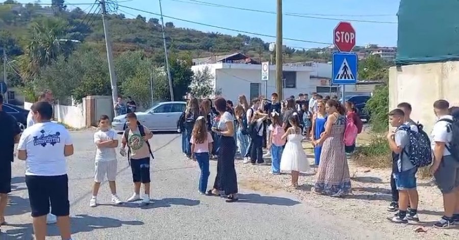 Fëmijët mbeten në rrugë në ditën e parë të shkollës, ZVA u heq transportin 185 nxënësve në Porto Romano