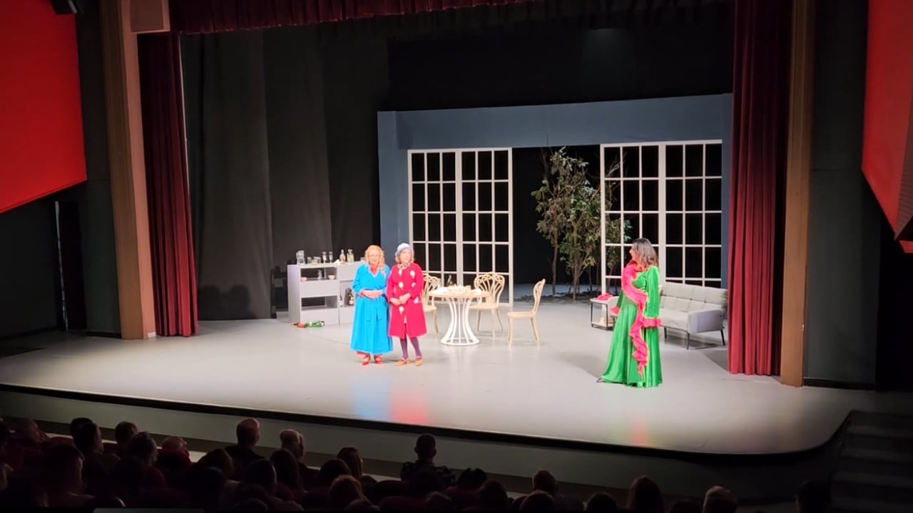 Festivali i Komedisë/ Mbahet edicioni i “Kokofest” në Korçë, nis me “Një martesë, një divorc, një funeral”