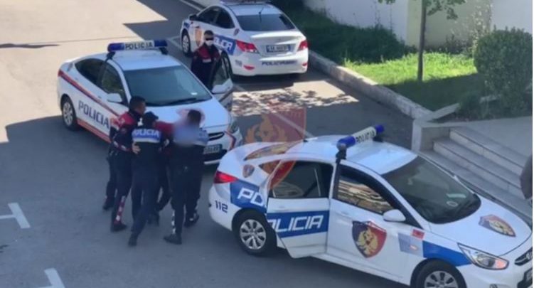 Fier, kushërinjtë rrahin të afërmin për motive të dobëta – dy të arrestuar, dy të dehur përplasen me makina