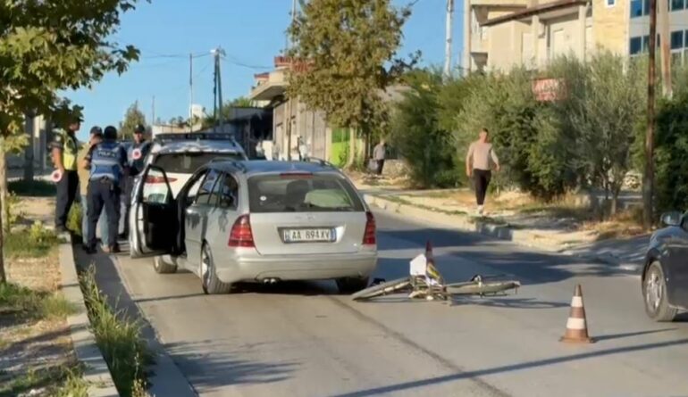 Fier/ Makina përplas qytetarin që lëvizte me biçikletë, i plagosuri dërgohet me urgjencë në spital