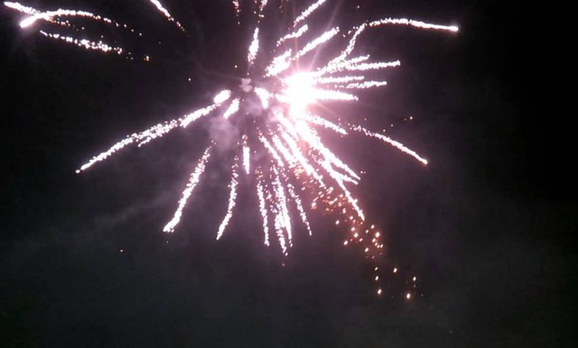Fier, shqetësim për hedhjen e fishekzjarreve pas mesnate: policia paralajmëron ndëshkime