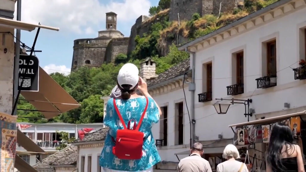 Fluks turistësh të huaj në Gjirokastër/ 500 mijë vizitorë në 7 muaj, vlerësojnë natyrën dhe mikpritjen