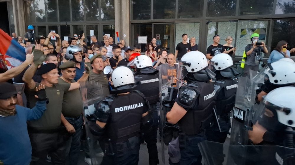 Forcat policore të Vuçiç rrethojnë fakultetet/ Studentët nuk ndalen, paralajmëronë protestë masive