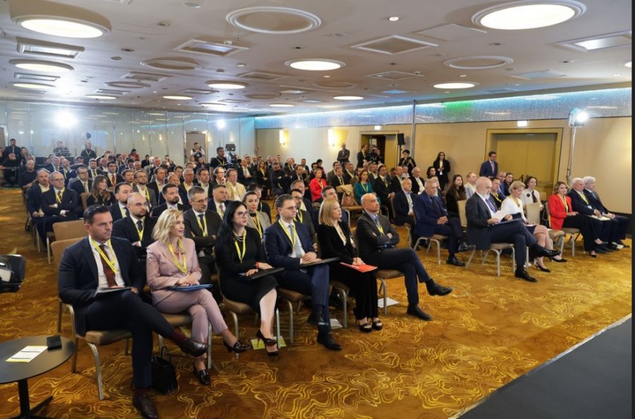 Forumi i Investimeve promovon Shqipërinë si një qendër të re për investime në rajon, mundësi strategjike për investitorët që nxit zhvillimin ekonomik