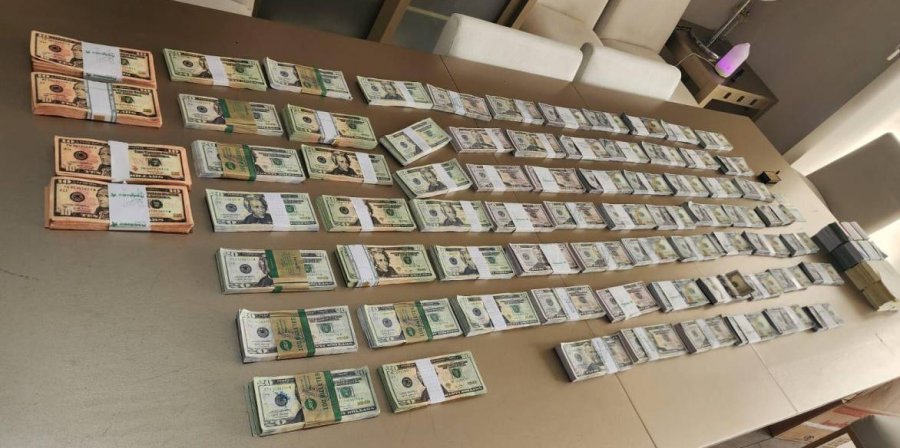 FOTO/ Arrestohet ‘bankomati’ i mafies shqiptare, i gjendet një ‘thes’ me para të falsifikuara