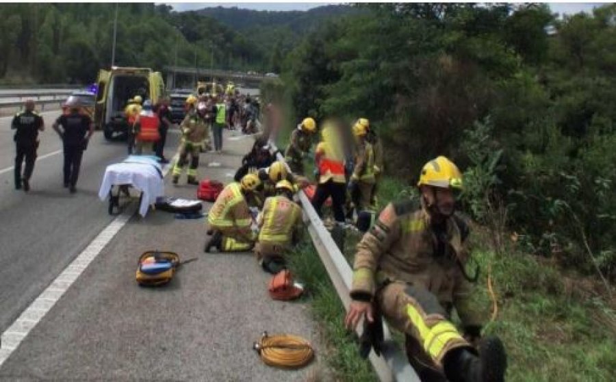 FOTO/ Autobusi me turistë del nga autostrada dhe përplaset me shkëmbin, 53 të plagosur