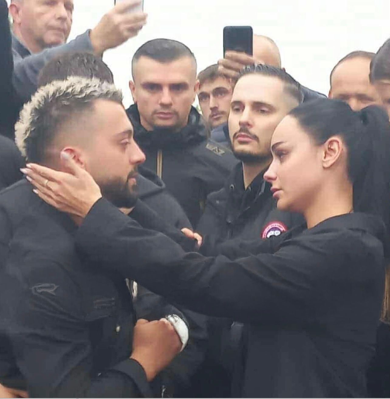 Foto/ Egli Tako merr pjesë në varrimin e vëllait të Gjestit!