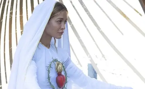 Foto/ Rita Ora provokon me poza si Virgjëresha Mari