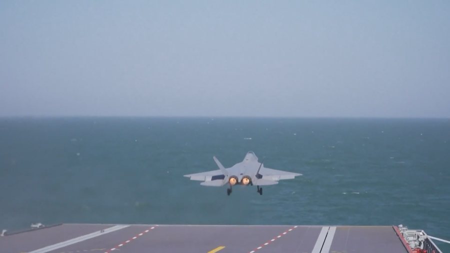 FOTO / Shfaqet bombarduesi i padukshëm, Kina teston aeroplanmbajtësen e fundit