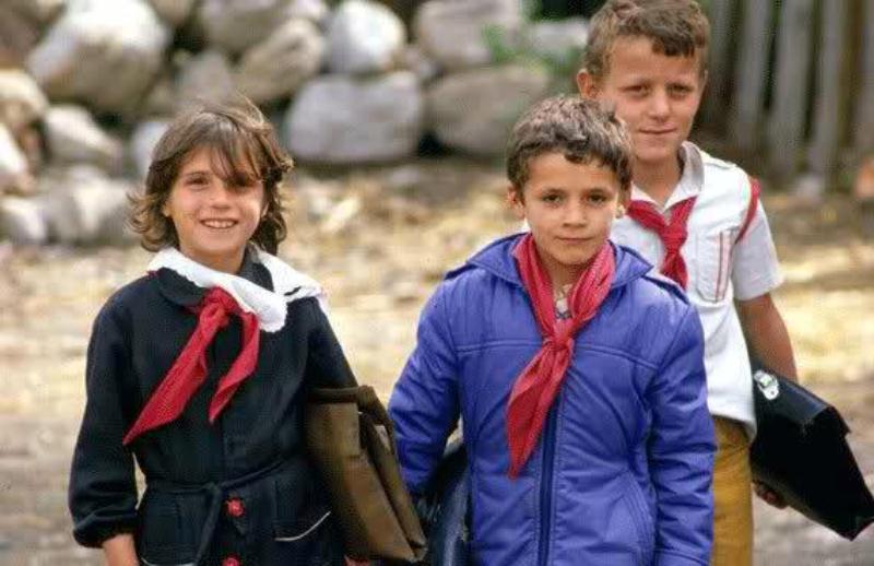 Fotografi të rralla: Si dukeshin nxënësit dhe mësuesit në kohën e komunizmit në Shqipëri…