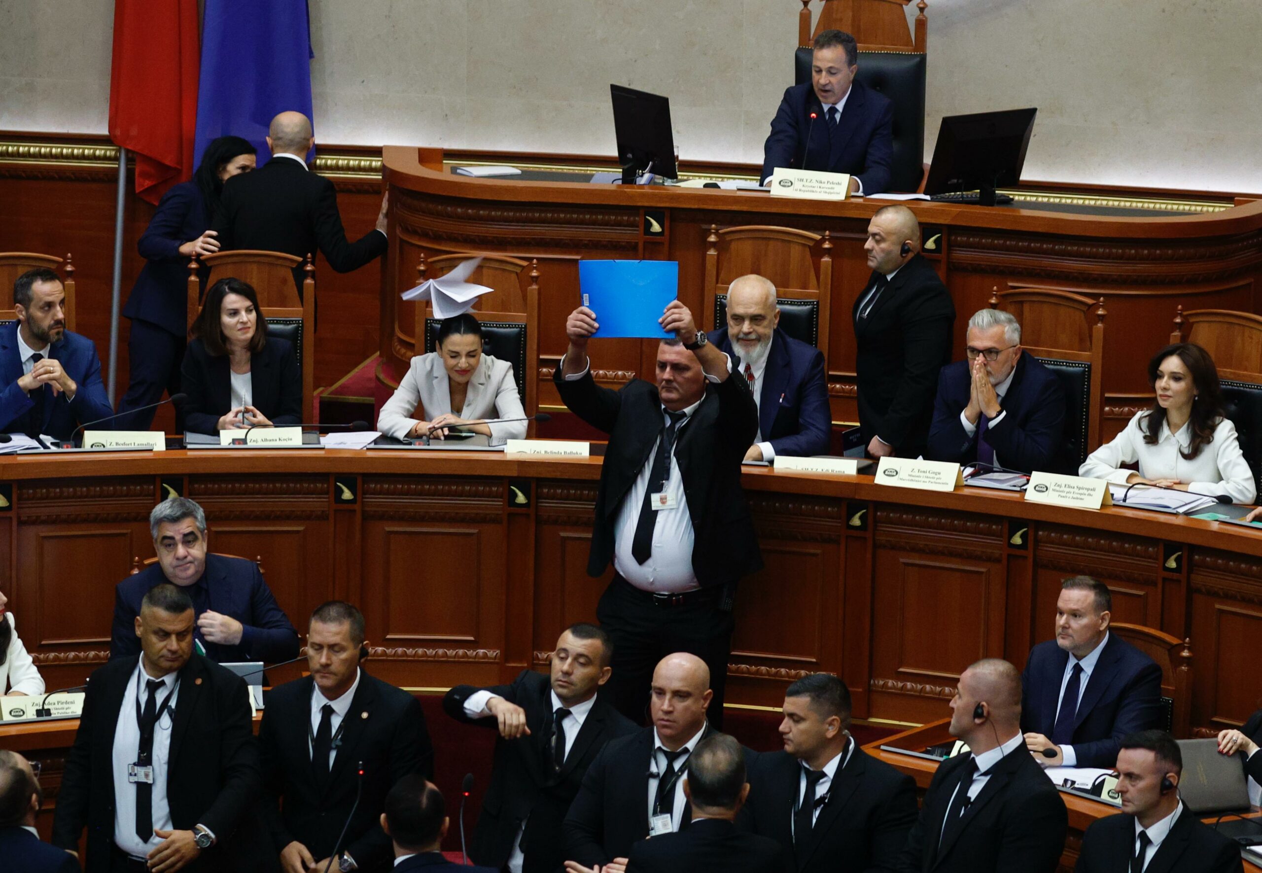 FOTOLAJM/ Libri i Kushtetutës ‘fluturon’ mbi kokat e ministrave për të shënjestruar Ramën, momenti kur ndërhyn Garda