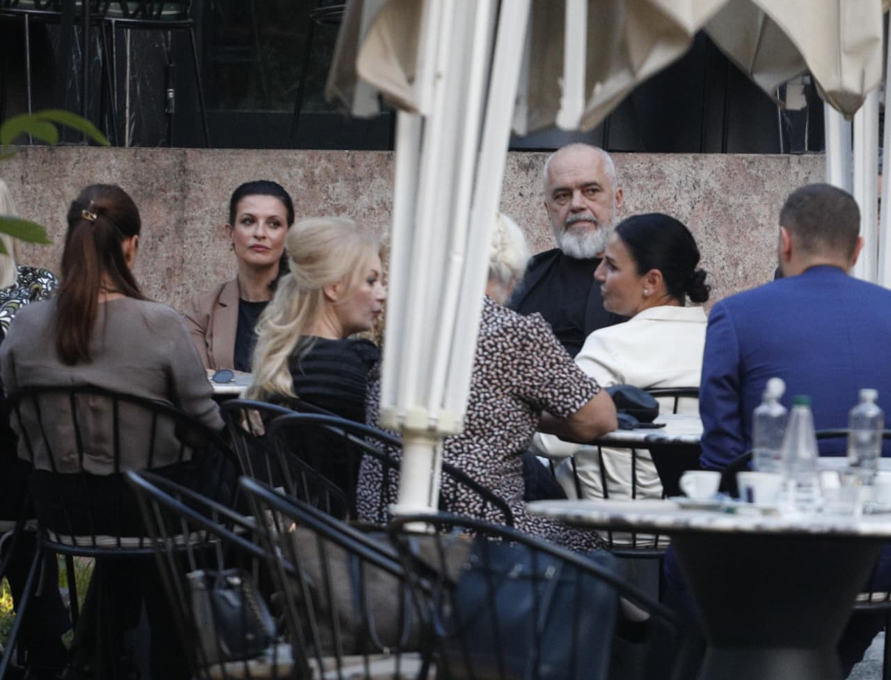 Fotolajm/ Pas mbledhjes me kabinetin qeverisës, Rama ulet në kafe me ministrat dhe deputetët socialistë