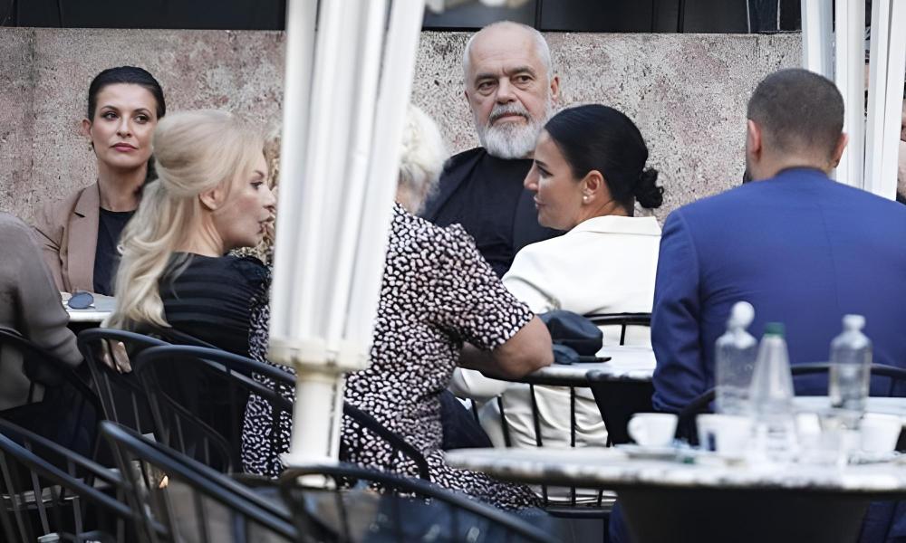 FOTOLAJM/ Pas takimit në selinë rozë Rama mbledh për kafe ekipin